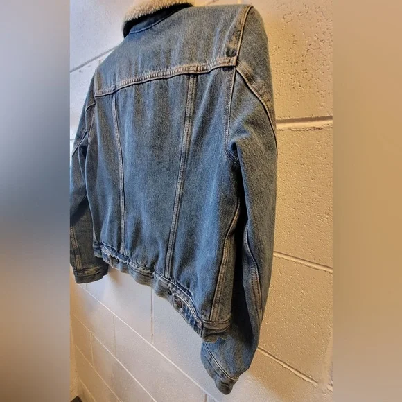 Levi’s Classic Blue Denim Jacket with Sherpa Lining - Picture 7 of 8